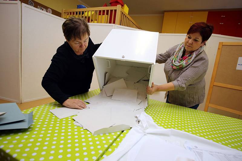 Volby 2017  Sčítání hlasů v Březolupech.