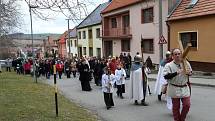 Křížovou cestu s živými obrazy v podání ministrantů a členek scholy Nekonečno premiérově uspořádali o Velkém pátku v Dolním Němčí.