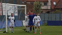 Fotbalisté Kunovic (modré dresy) i přes snaživý výkon doma podlehli Bojkovicím 1:2.