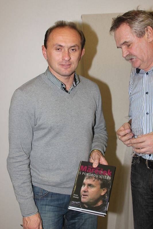 Pavel Verbíř s knihou o Vlastislavu Marečkovi