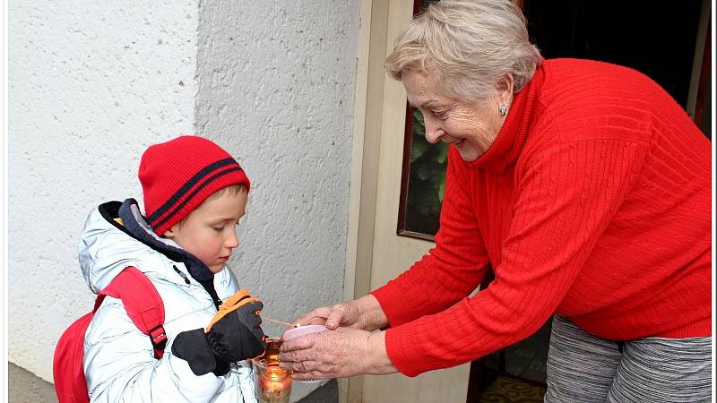 Skauti na Modré předávali lidem světélko pomocí špejlí nebo je připalovali ze svíčky na svíčku. U každého domu zazpívali skauti za doprovodu na kytaru nejméně jednu koledu.