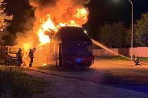 Hasiči zasahují v úterý 5. září 2023 večer u rozsáhlého požáru dlouhodobě odstaveného autobusu ve Strání.