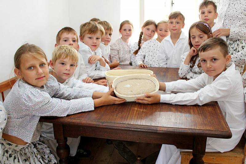 NA ROCHUSU. V příměstském táboře U tetiček na dědině neměly děti ani jejich tetinky na nudu čas.