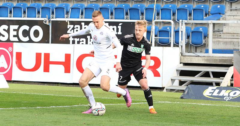 Fotbalisté Slovácka (bílé dresy) ve 28. kole FORTUNA:LIGY zdolali poslední Karvinou 3:1.