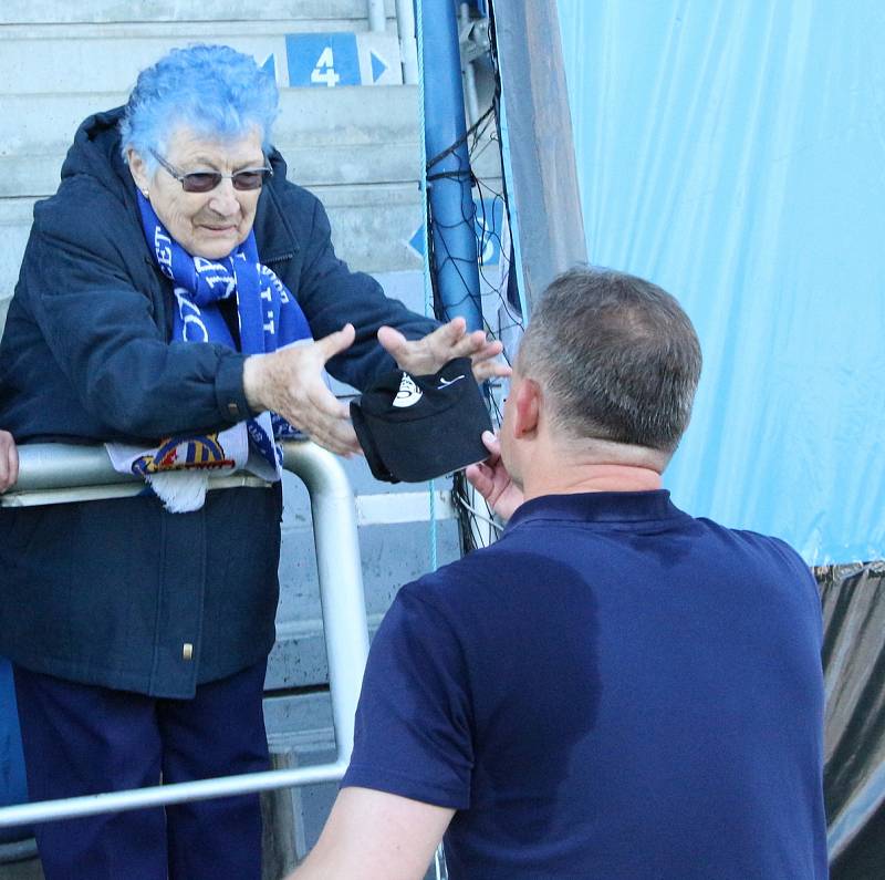 Fotbalisté Slovácka zakončili famózní sezonu výhrou nad Zlínem, triumf v derby si vychutnali i s fanoušky.