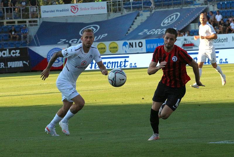 Fotbalisté Slovácka (bílé dresy) ve čtvrtek večer hostili  v odvetě Evropské konferenční ligy bulharský celek Lokomotiv Plovdiv.