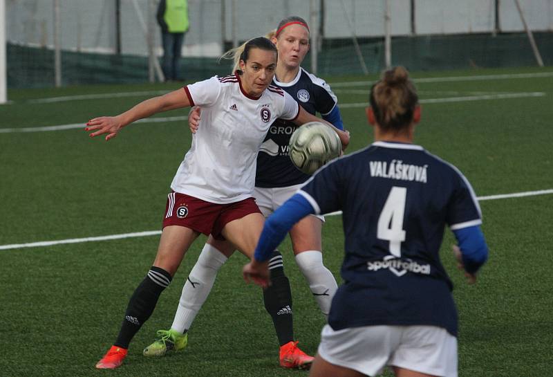 Fotbalistky Slovácka (modré dresy) ve středeční dohrávce 3. kola první ženské ligy prohrály s pražskou Spartou 1:6. Utkání se hrálo na umělé trávě v Kunovicích.