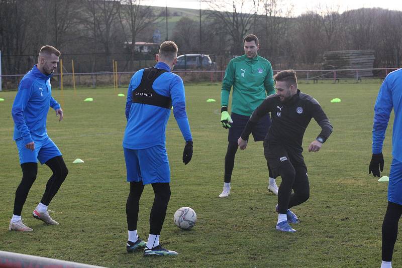 Fotbalisté Slovácka v pondělí dopoledne zahájili na hřišti v Sadech zimní přípravu.