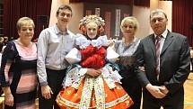 Účastníci krojového plesu ve Vlčnově.