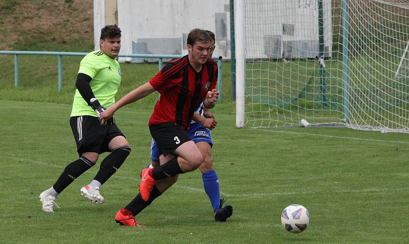 Fotbalisté Zlechova (červené dresy) prohráli ve 2. kole krajského poháru s Nedachlebicemi 1:2 na penalty.