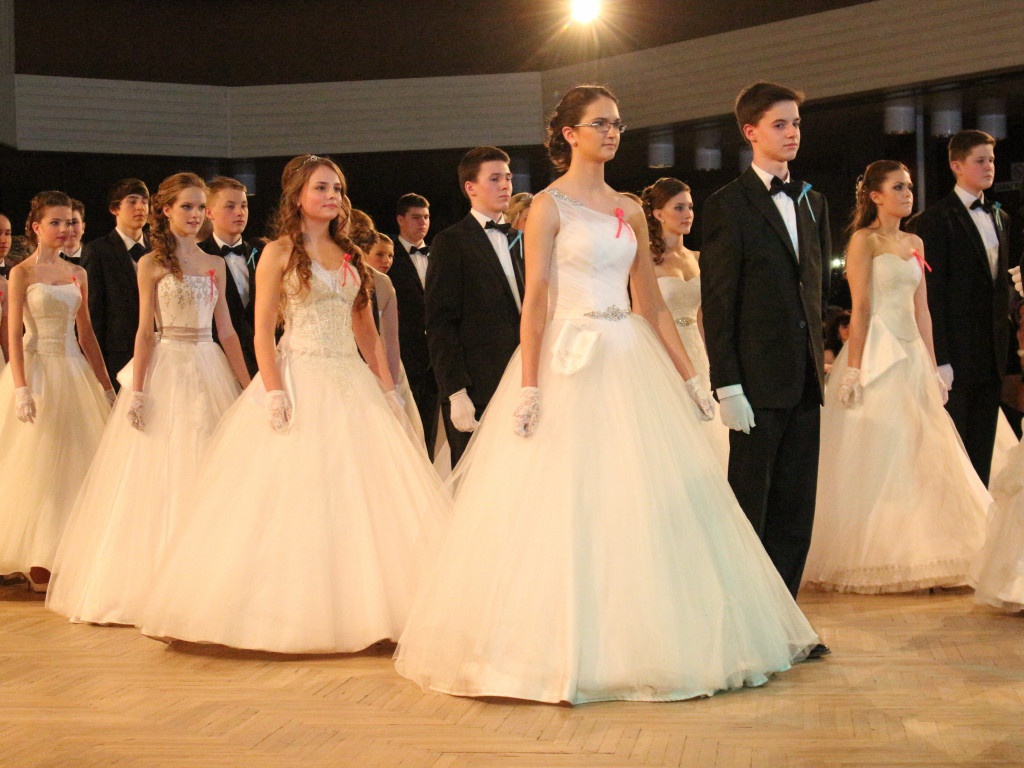 Deváťáci zahájili ples UNESCA polonézou - Slovácký deník