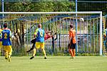 Fotbalisté Zlámance (v oranžovém) nedokázali porazit Slavkov, který přijel s deseti hráči, Utkání skončilo 2:2.