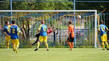 Fotbalisté Zlámance (v oranžovém) nedokázali porazit Slavkov, který přijel s deseti hráči, Utkání skončilo 2:2.