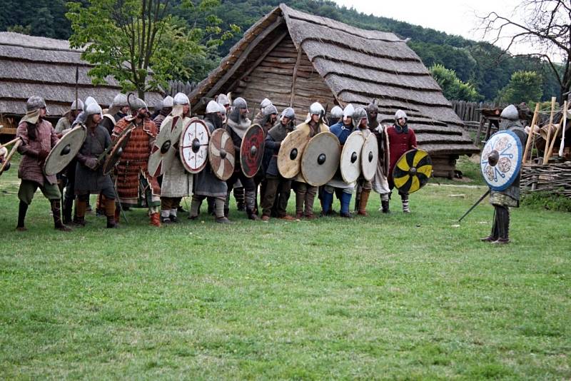 NA ŽIVOT A NA SMRT. Tak bojovali mezi sebou vojáci při bitvě o hradiště i při bojových ukázkách.