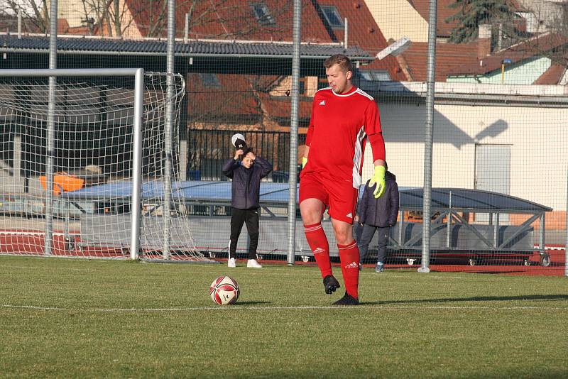 Fotbalisté Hluku (fosforové dresy) v dohrávce 10. kola krajské I. A třídy skupiny B deklasovali Bojkovice 8:1.