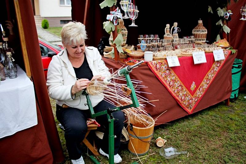 Před huštěnovickým muzeem se v sobotu odpoledne uskutečnil šestý ročník Moštování ovoce.