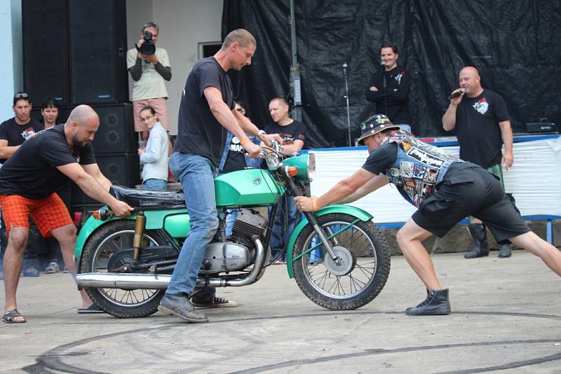 Na Bůrovcích v Topolné se opět sjeli motorkáři ze širokého okolí, aby si na sjezdu zasoutěžili v tradičních disciplinách nebo se setkali se starými známými.