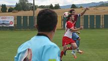 Fotbalisté Slavkova (bíločervené dresy) na úvod nové sezony zdolali Velký Ořechov 1:0.