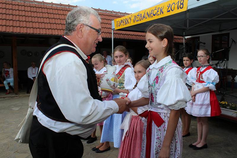 Malí zpěváčci se radovali z pamětních listů i malých keramických džbánečků. Ti nejlepší z větších džbánečků z tupeské keramiky.