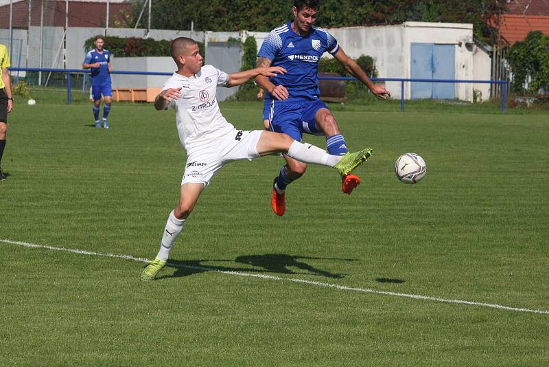 Fotbalisté Slovácka B (bílé dresy) v 6. kole MSFL podlehli Uničovu 1:2.