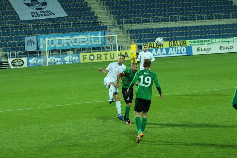 Fotbalisté Slovácka (v bílých dresech) v dohrávce 4. kola přehráli poslední Příbram 5:1.