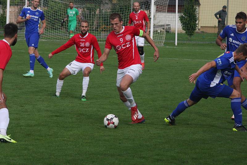 Fotbalisté Uherského Brodu (červené dresy) ve 2. kole MOL Cupu podlehli druholigové Jihlavě 1:2 a v poháru končí.