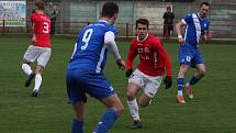 Fotbalisté Uherského Brodu (červené dresy) hráli v sobotu dopoledne s Frýdkem-Místkem bez branek.