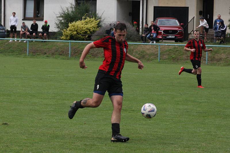 Fotbalisté Zlechova (červené dresy) prohráli ve 2. kole krajského poháru s Nedachlebicemi 1:2 na penalty.