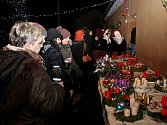 ČAS ADVENTNÍ. Sto padesát občanů Kudlovic přišlo do centra obce na žehnání 35 adventních věnců a rozsvícení vánočního stromu.