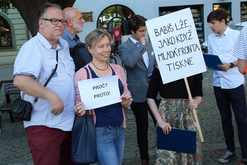 Ve středu 17. května se sešlo na dvě stě demonstrantů na uherskohradišťském Masarykové náměstí na protestní akci proti politickému působení Andreje Babiše a chování Miloše Zemana s názvem Proč?