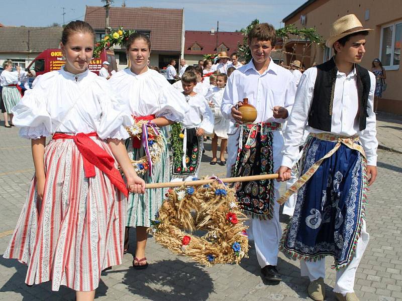 Krojovaná chasa zamířila s dožínkovým věncem k hospodářům.