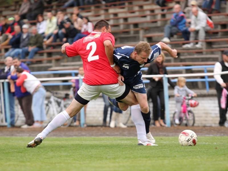 Dramatické derby v Hluku se rozhodně nehrálo v rukavičkách. Vlčnovský Miroš (vpravo) se sice proti domácímu béčku střelecky neprosadil, to ho však nemuselo mrzet.