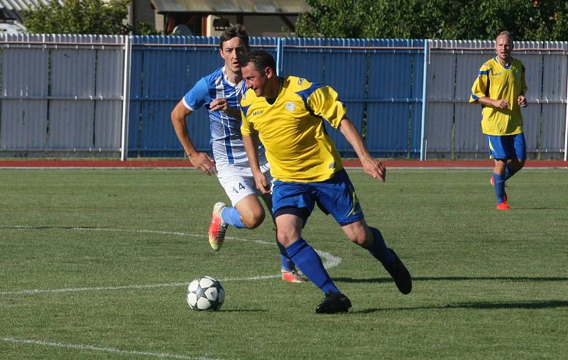 Fotbalisté Hluku (modrobílé dresy) v rámci letní přípravy přestříleli Brumov 6:3.