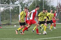 Fotbalisté Kunovic (žluté dresy) v 10. kole krajské I. A třídy skupiny B zdolali Kroměříž B 3:2.