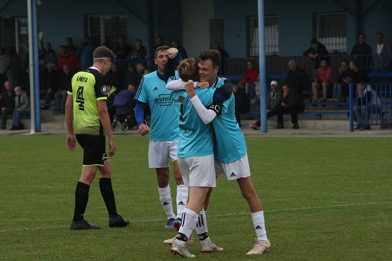 Fotbalisté Polešovic (světle modré dresy) v 10. kole krajské I. B třídy skupiny C zdolali doma na hody Lhotu 3:1.