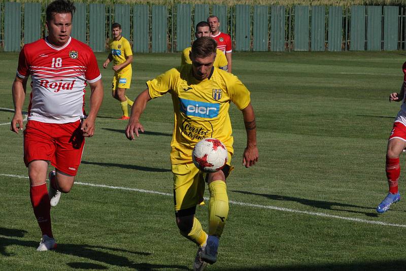 Fotbalisté Strání (žluté dresy) ve 2. kole krajského poháru zvítězili na hřišti sousedního Slavkova hladce 6:0.