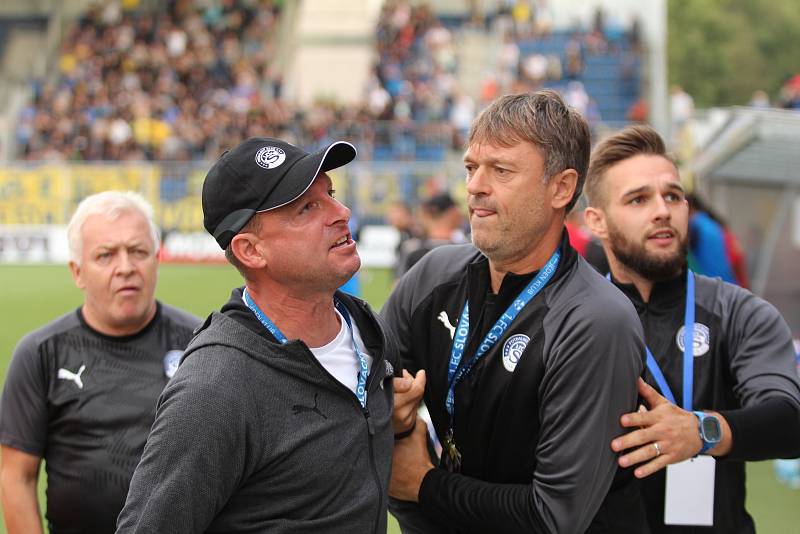 Fotbalisté Slovácka (v bílých dresech) v derby přemohli Zlín 1:0