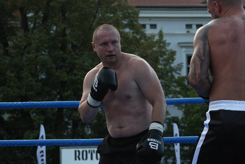 Začátek Slováckého léta zpestřil exhibiční boxerský zápas mistra světa Lukáše Konečného s Ondřejem Chudobou i souboje členů Gym-k.o. boxing team.