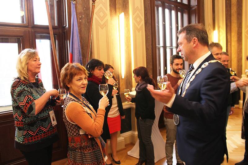 Účastníci projektu Internet: Under my skin z programu Erasmus+, který hostí uherskohradišťské gymnázium, zavítali ve čtvrtek 9. listopadu na radnici, kde je přijal starosta města Stanislav Blaha.
