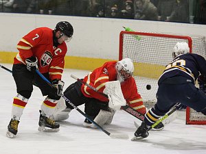 Hokejisté Uherského Ostrohu (červené dresy) v úvodním čtvrtfinále play-off Krajské ligy jižní Moravy a Zlína podlehli doma Břeclavi 3:6.