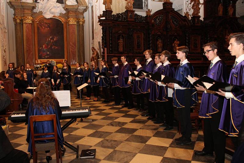 DUCHOVNÍ HUDBA. Festivalové setkání, kterého se zúčastnilo 270 zpěváků z šesti sborů církevních gymnázií z Česka, Slovenska, Londýna a Maďarska, přineslo mnoho nových radostí a povzbuzení.