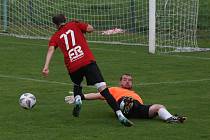 Fotbalisté Zlechova (červenočerné dresy) v 6. kole I. B třídy skupiny C zdolali Ostrožskou Novou Ves 1:0.