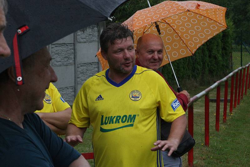 Fotbalisté Částkova (zelenobílé dresy) v rámci oslav výročí 80. let vyzvali starou gardu ligového Zlína.