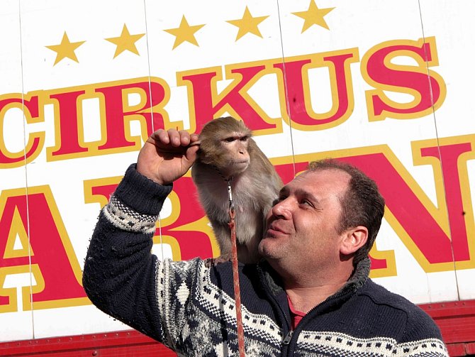 František Navrátil s opičkou Carinou z cirkusu Carini.