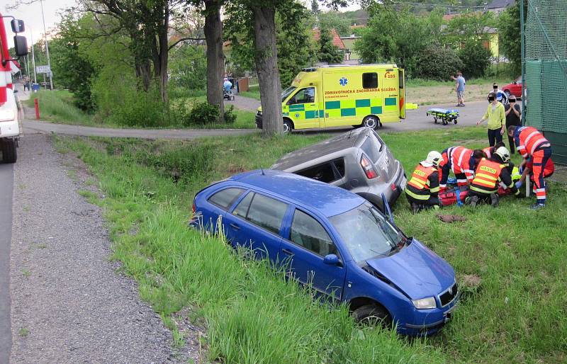 Při dopravní nehodě u Bystřice pod Lopeníkem zasahoval i vrtulník.