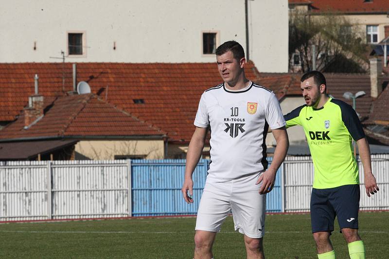 Fotbalisté Hluku (fosforové dresy) v dohrávce 10. kola krajské I. A třídy skupiny B deklasovali Bojkovice 8:1.