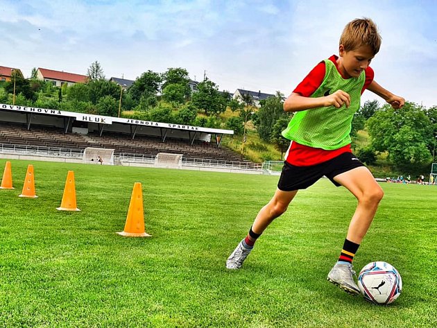 Na začátku letních prázdnin se v Hluku uskuteční již jedenáctý ročník fotbalového kempu Michala Kadlece.