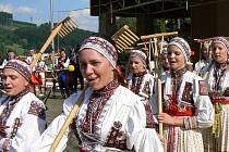 Domácí folklorní soubor nemůže na slavnostech chybět.