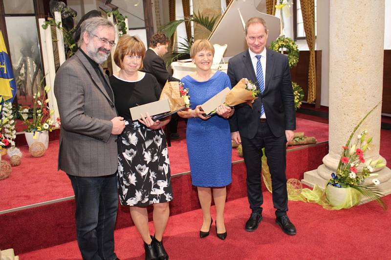 Zlínský kraj ocenil v uherskobrodském Muzeum Jana Ámose Komenského 18 učitelů za jejich práci. Čtveřice oceněných pedagogů byla ze Slovácka.