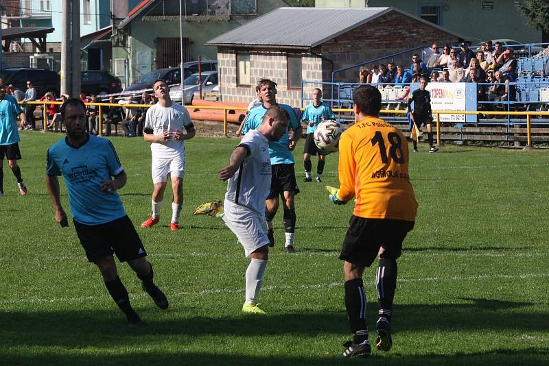 Fotbalisté Ořechova (bílé dresy) v hodovém derby porazili Polešovice 2:0.